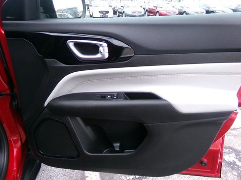 Used 2025 Jeep Compass Limited image 35