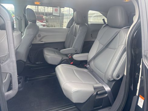 Used 2022 Toyota Sienna XLE w/ XLE Plus Package image 5
