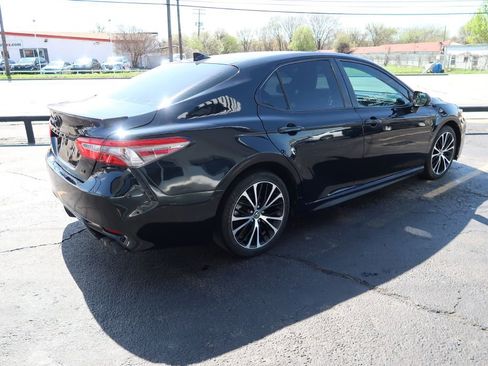 Used 2020 Toyota Camry SE image 4