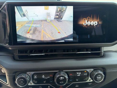 Used 2025 Jeep Wrangler Unlimited Sahara AWD/4WD image 15