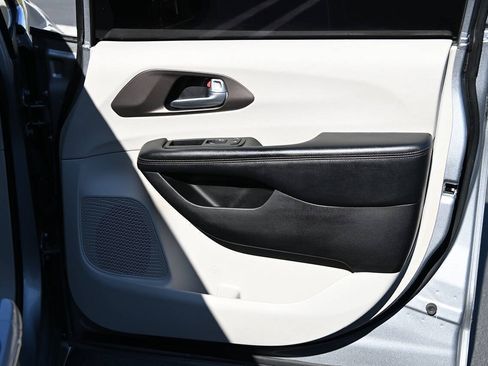 Used 2019 Chrysler Pacifica Touring-L FWD image 25