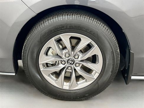 Used 2025 Toyota Sienna XLE image 30