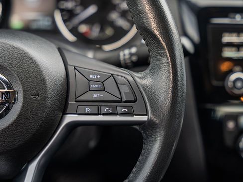 Used 2017 Nissan Rogue SV image 27