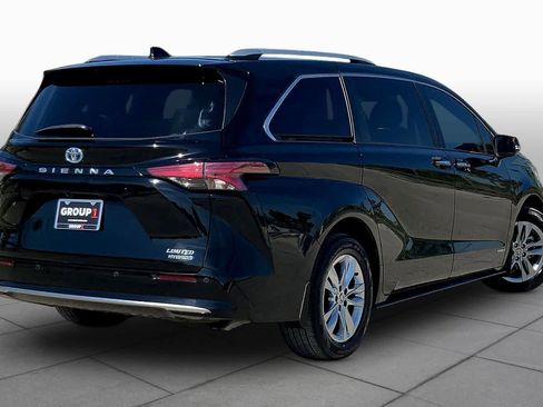 Used 2021 Toyota Sienna Limited image 13