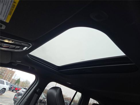 Certified 2024 Jeep Grand Cherokee Altitude image 32