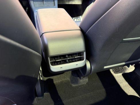 Used 2023 Tesla Model Y 2WD image 21