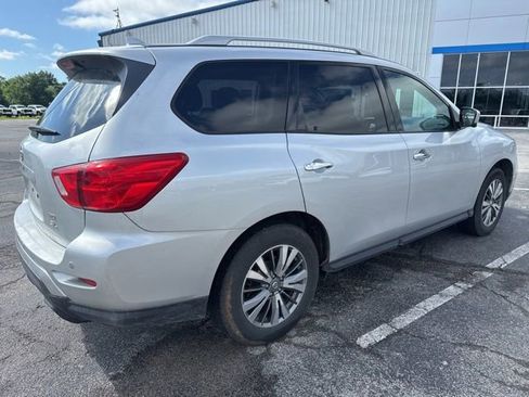 Used 2019 Nissan Pathfinder SL AWD/4WD image 2