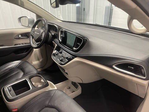 Used 2023 Chrysler Pacifica Touring-L FWD image 5