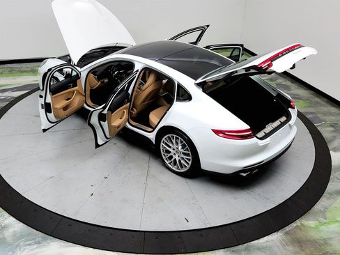 Used 2019 Porsche Panamera 4 image 40