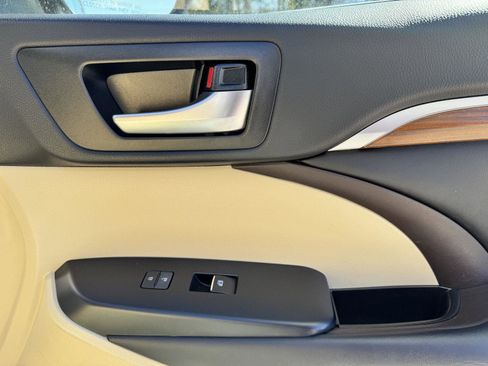 Used 2018 Toyota Highlander Limited Platinum image 31