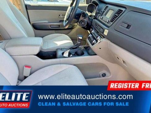 Used 2017 Kia Sedona L image 9