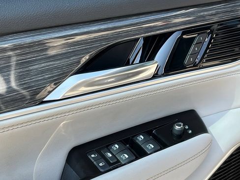 Used 2022 Jeep Wagoneer Series III w/ Premium Group I AWD/4WD image 20