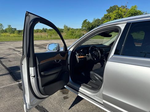 Used 2021 Volvo XC90 T6 Momentum w/ Protection Package Premier AWD/4WD image 13