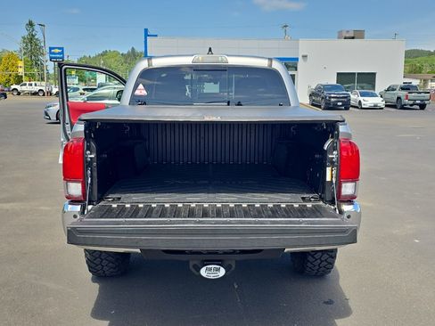 Certified 2022 Toyota Tacoma SR5 AWD/4WD image 9