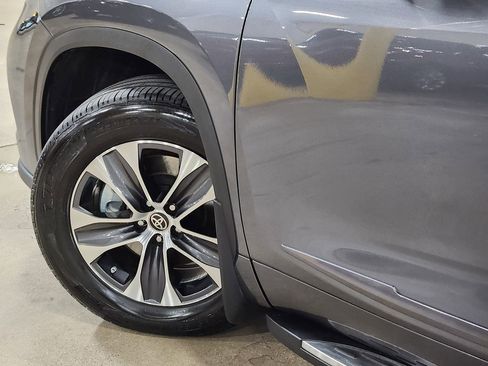 Used 2022 Toyota Highlander XLE image 23
