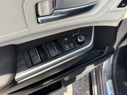 Used 2023 Toyota Sienna Platinum image 20