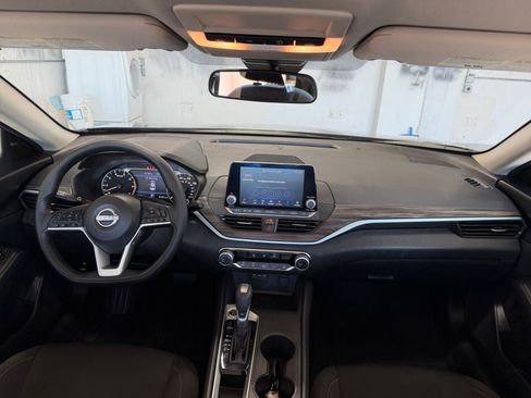 Used 2025 Nissan Altima 2.5 SV image 32