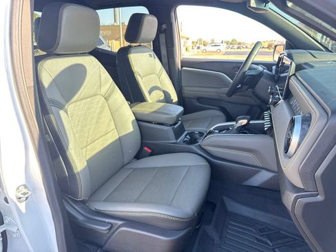 Used 2026 Chevrolet Colorado ZR2 w/ Technology Package AWD/4WD image 11