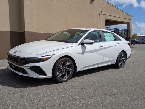 Used 2025 Hyundai Elantra Limited image 8