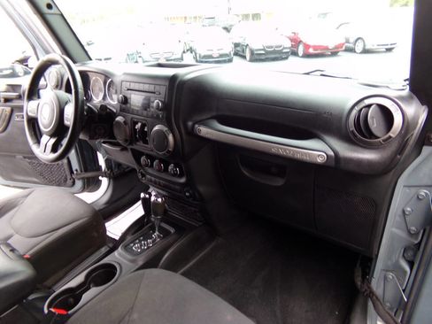 Used 2015 Jeep Wrangler Unlimited Sport w/ Quick Order Package 24S AWD/4WD image 28