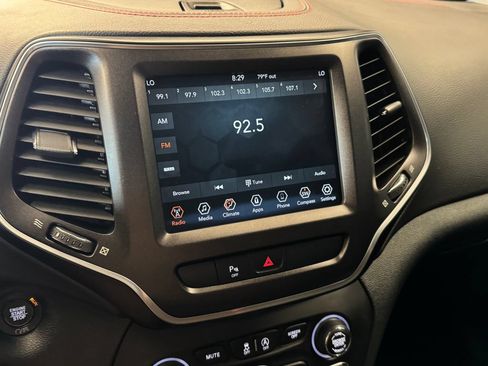 Used 2019 Jeep Cherokee Trailhawk w/ Comfort/Convenience Group AWD/4WD image 13