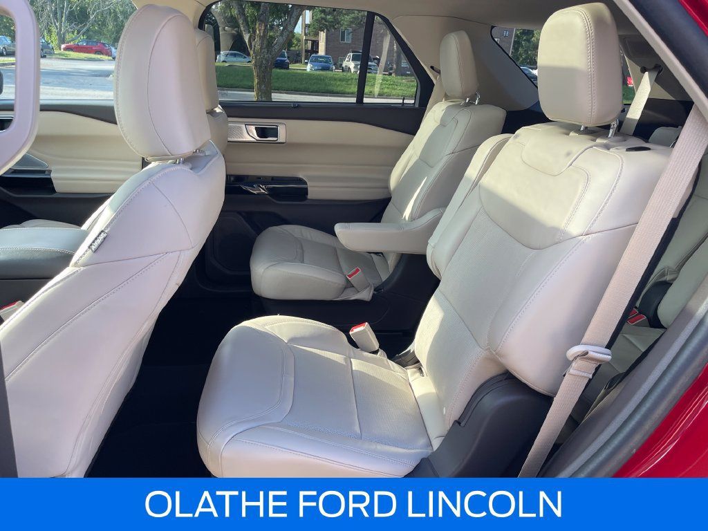 Certified 2024 Ford Explorer Platinum w/ Technology Package AWD/4WD image 29