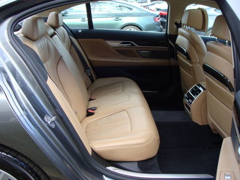 Used 2017 BMW 750i xDrive image 9