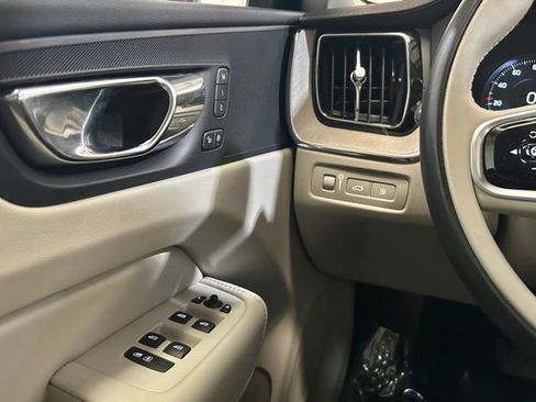 Used 2018 Volvo XC60 T8 Inscription image 32