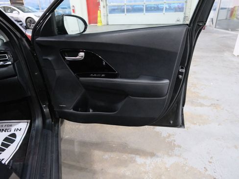 Used 2022 Kia Niro EX w/ Cold Weather Package image 32