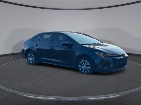Used 2022 Toyota Corolla LE FWD image 2