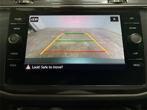 Used 2022 Volkswagen Tiguan SE image 42