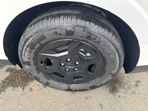 Used 2025 Kia Carnival image 36