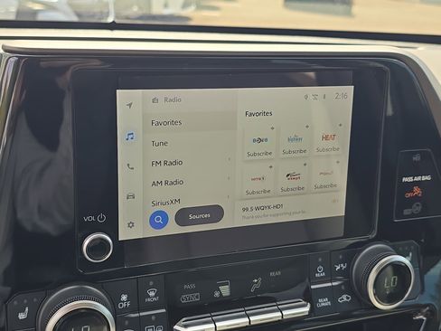 Used 2023 Toyota Highlander XLE image 25