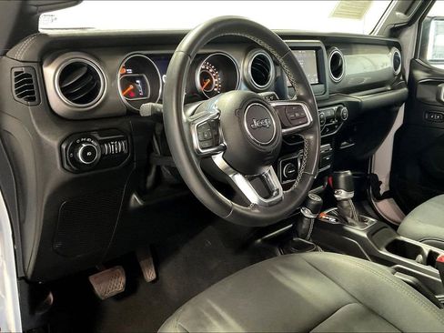 Used 2020 Jeep Wrangler Unlimited Sahara image 16