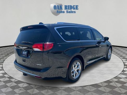 Used 2018 Chrysler Pacifica Limited FWD image 5