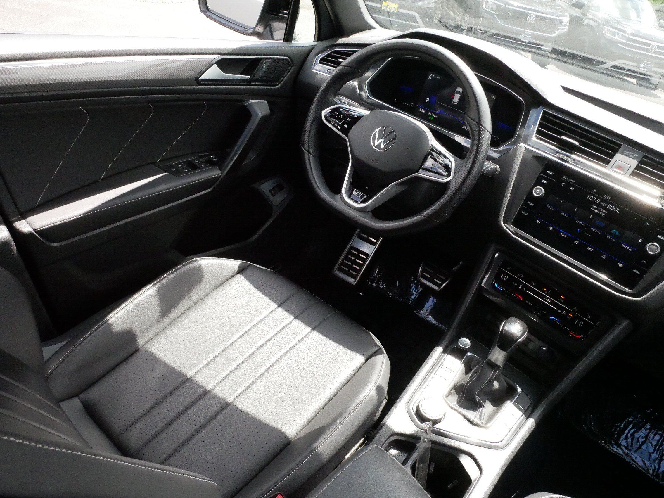 Certified 2022 Volkswagen Tiguan SE R-Line AWD/4WD image 9