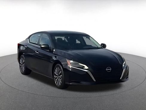 Used 2025 Nissan Altima 2.5 SV image 16