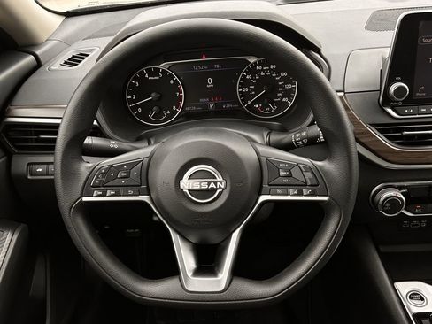 Used 2024 Nissan Altima 2.5 SV FWD image 14