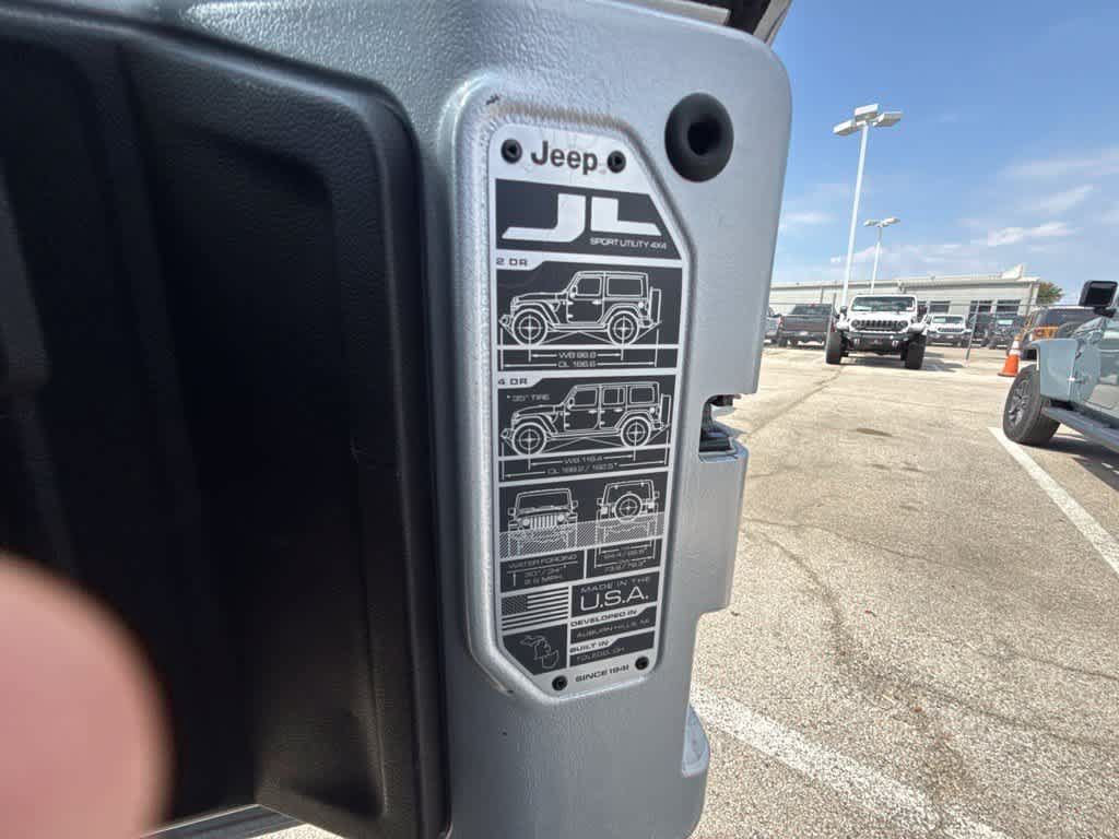 Used 2024 Jeep Wrangler Unlimited Sahara AWD/4WD image 19