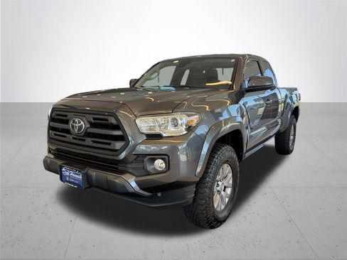 Used 2019 Toyota Tacoma SR5 w/ SR5 Appearance Package (SM) AWD/4WD image 2