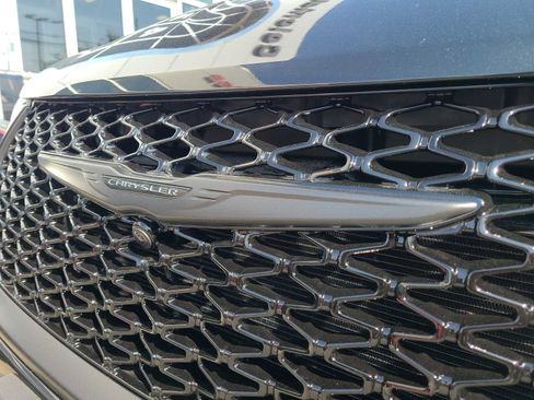 New 2023 Chrysler Pacifica Limited w/ Uconnect Theater Family Group image 46