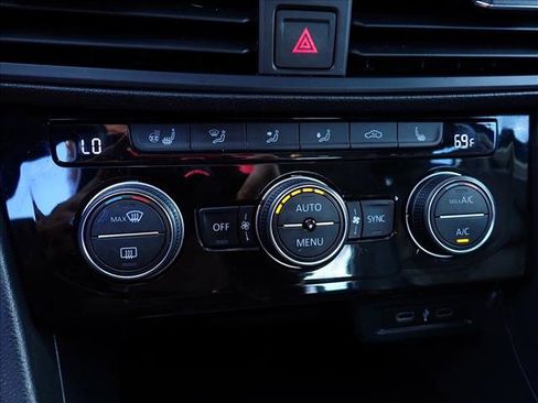 Used 2020 Volkswagen Jetta SE w/ SE Cold Weather Package FWD image 16