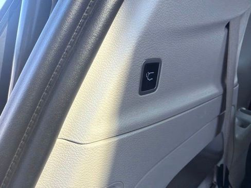 Used 2022 Chrysler Pacifica Touring-L FWD image 15