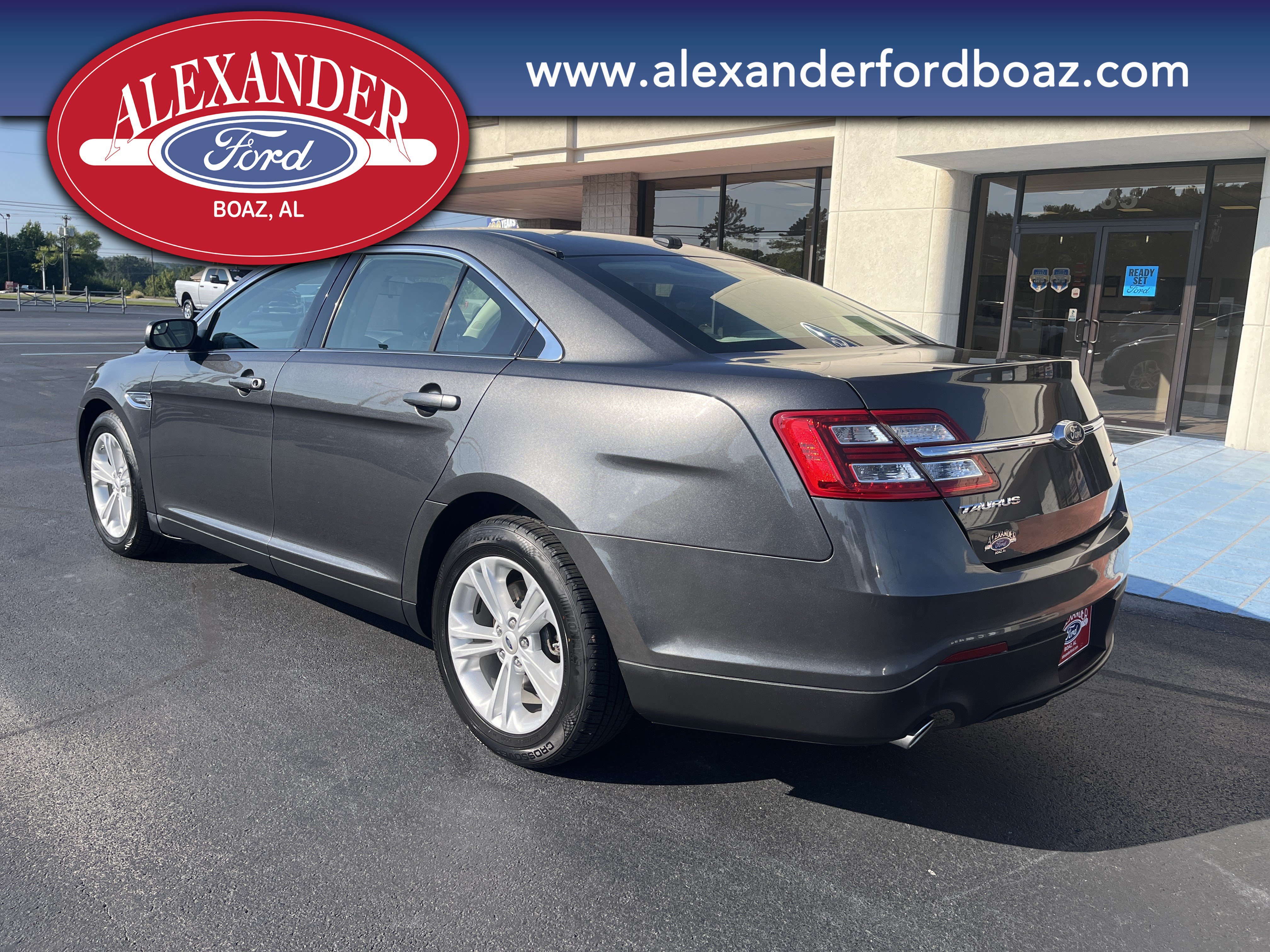 Used 2018 Ford Taurus SE FWD image 2