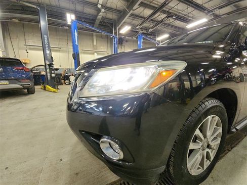 Used 2015 Nissan Pathfinder SV image 29
