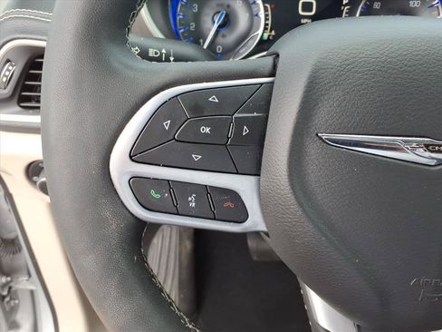 Used 2023 Chrysler Pacifica Touring-L FWD image 18