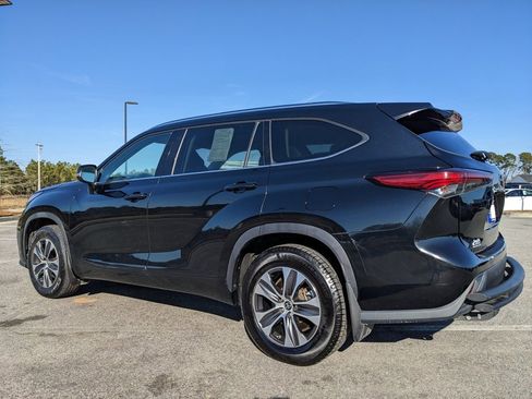 Used 2021 Toyota Highlander XLE image 18