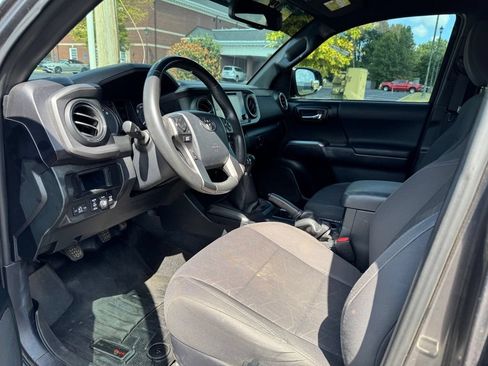 Used 2017 Toyota Tacoma TRD Off-Road AWD/4WD image 10