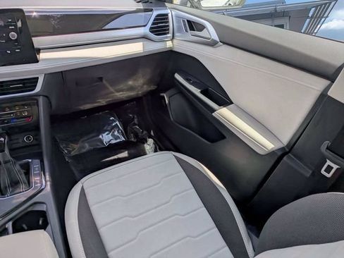 New 2026 Volkswagen Taos SE FWD image 17