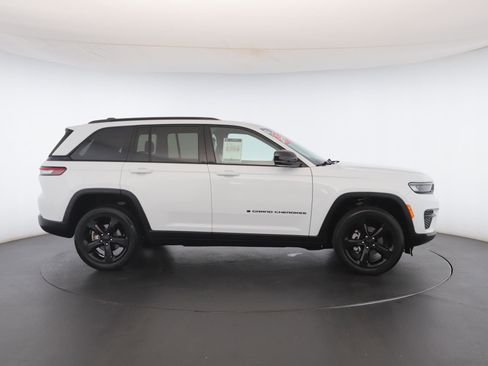 Used 2023 Jeep Grand Cherokee Altitude image 32